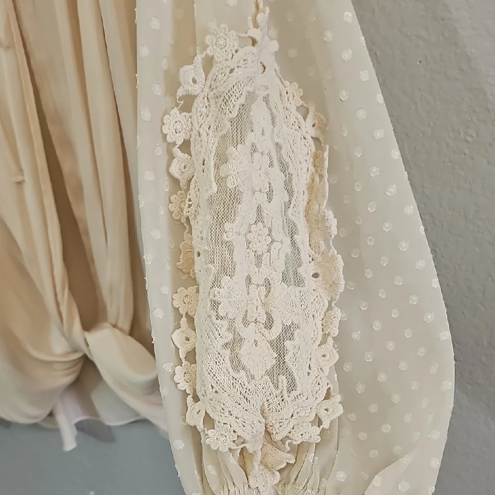 Umgee Cream Blouse Twist Front Sheer Swiss Dot Balloon Sleeves Womens Small - Picture 4 of 8